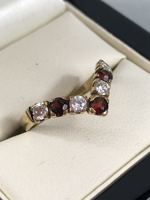 9ct Gold Wishbone Ring, Set with 4 (CZ) stones and 3 Red (Garnet) stones. Size approx: ‘O’ UK, ‘7’ - Image 2 of 5