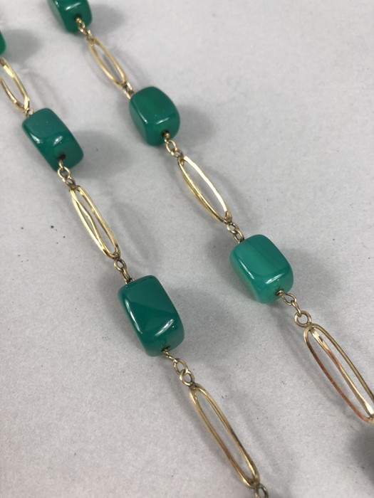 9ct Gold Chrysoprase Necklace 28” long, 15 Polished squarish stones of various sizes: (Random - Image 3 of 4