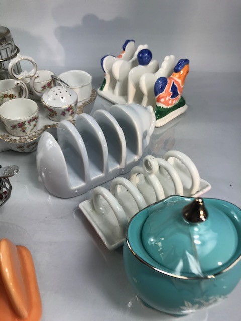 Collection of breakfast ware to include preserve pots, toast racks and egg cups - Image 3 of 7