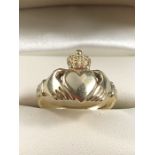 9ct Gold ring with hands holding heart design (approx 4.5g) size 'P'