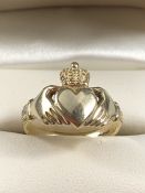9ct Gold ring with hands holding heart design (approx 4.5g) size 'P'
