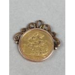 Full Gold Sovereign 1913 in Gold Mount (total weight approx 9.9g)