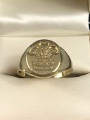 9ct Gold hallmarked signet ring engraved with the Prince of Wales feathers "Ich Dien" approx 5.1g
