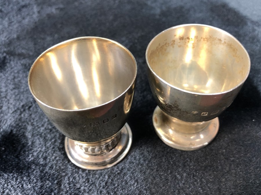 Two Silver hallmarked egg cups maked London and both by maker Edward Barnard & Sons Ltd (total - Image 3 of 3
