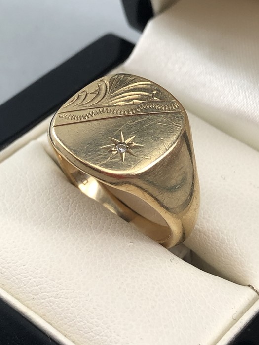 9ct Gold Signet ring with star design and inset diamond siz 'R' approx 8.5g - Image 3 of 5