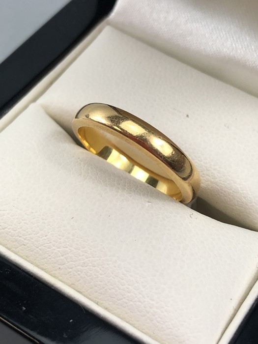 22ct hallmarked Gold band size 'I' and approx 3.9g - Image 2 of 3