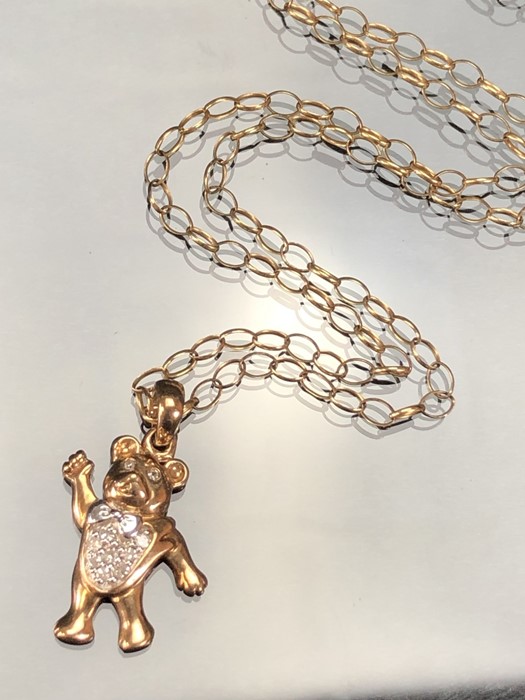 9ct Gold chain with 375 9ct Gold waving teddy bear with inset diamonds (total weight approx 5.4g)