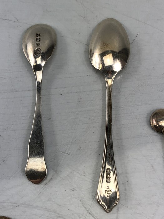 Collection of thirteen various Silver hallmarked spoons some Georgian (total weight approx 202g) - Image 8 of 8