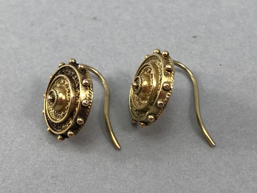 9ct Gold Victorian mourning brooch with 9ct Gold fully hallmarked earrings all of the same year - Image 6 of 8