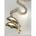 375 9ct Gold chain with a pendant of a pair of gold coloured dolphins (total weight approx 3.5g)