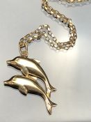 375 9ct Gold chain with a pendant of a pair of gold coloured dolphins (total weight approx 3.5g)