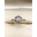 18ct Gold seven Diamond daisy ring size 'M' approx 1.9g