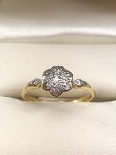 18ct Gold seven Diamond daisy ring size 'M' approx 1.9g