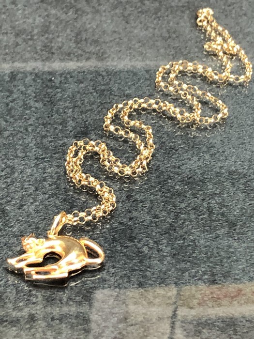 9ct gold necklace with gold coloured pendant of a cat (loop marked 375 9ct total weight 5.2g) - Image 2 of 5