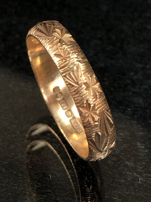 9ct gold ring with all over design, hallmarked 375, size approx L, approx 1.9g - Image 2 of 3