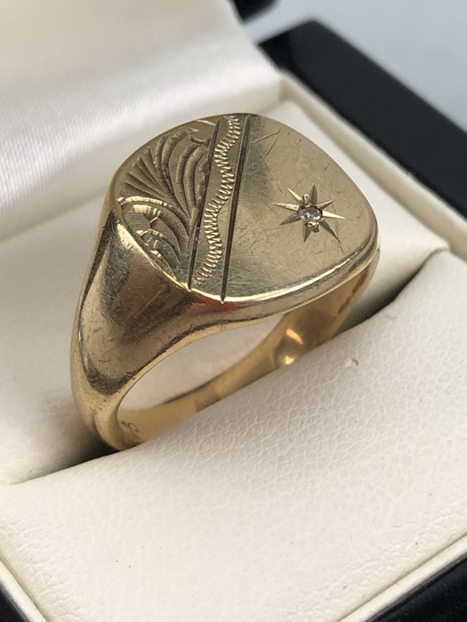 9ct Gold Signet ring with star design and inset diamond siz 'R' approx 8.5g - Image 2 of 5