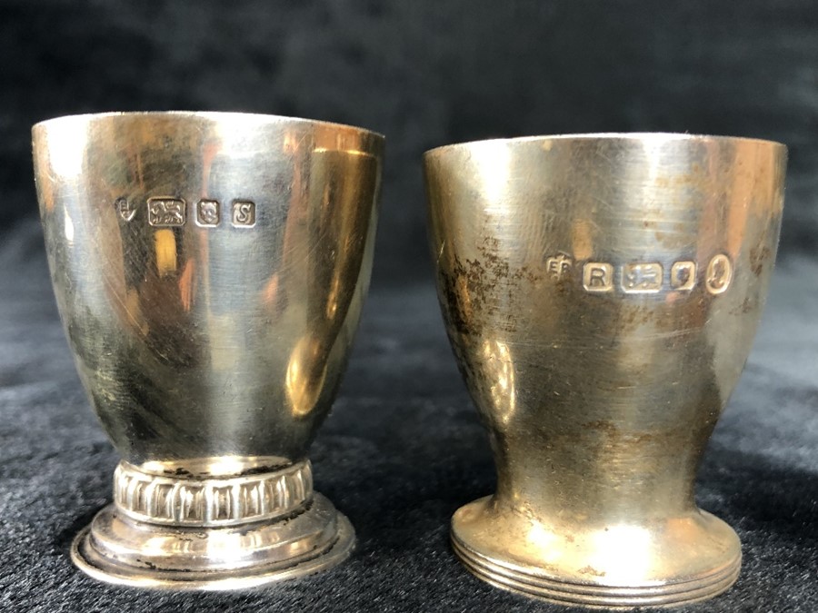 Two Silver hallmarked egg cups maked London and both by maker Edward Barnard & Sons Ltd (total - Image 2 of 3