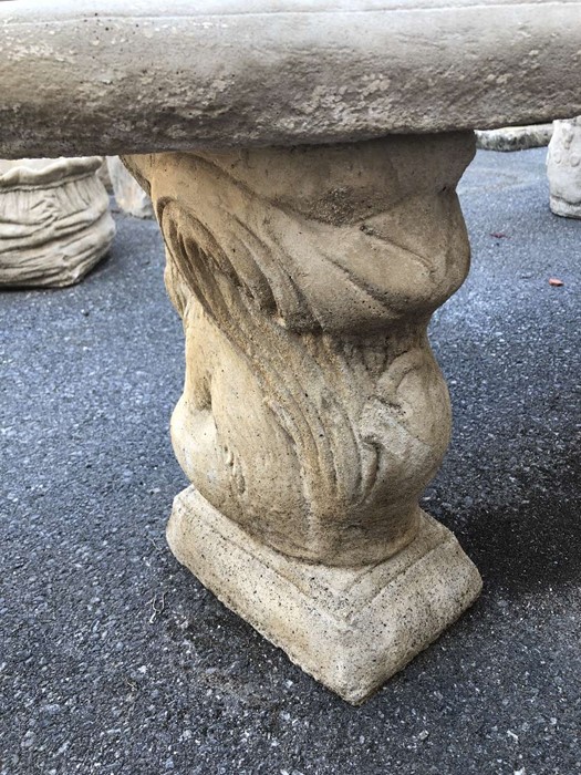 Curved stone seat on squirrel plinths - Image 2 of 4