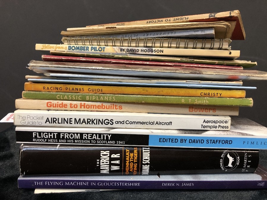 AVIATION AND AERONAUTICAL BOOKS AND MAGAZINES: A COLLECTION OF APPROX 21 VARIOUS TITLES TO INCLUDE