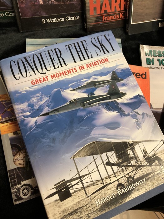 AVIATION AND AERONAUTICAL BOOKS AND MAGAZINES: A COLLECTION OF 12 VARIOUS AVIATION AND AIRCRAFT - Image 5 of 5