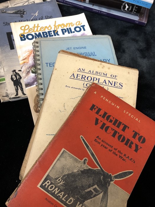 AVIATION AND AERONAUTICAL BOOKS AND MAGAZINES: A COLLECTION OF APPROX 21 VARIOUS TITLES TO INCLUDE - Image 2 of 4