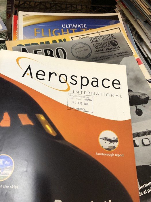 AVIATION AND AERONAUTICAL BOOKS AND MAGAZINES: A COLLECTION OF VARIOUS MAGAZINES TO INCLUDE AIR - Image 3 of 5