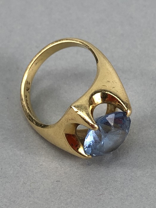 18ct Gold ring set with large blue stone (size K approx 8.7g) - Image 4 of 4