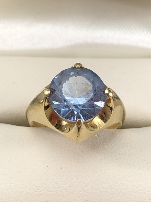 18ct Gold ring set with large blue stone (size K approx 8.7g)