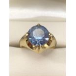 18ct Gold ring set with large blue stone (size K approx 8.7g)