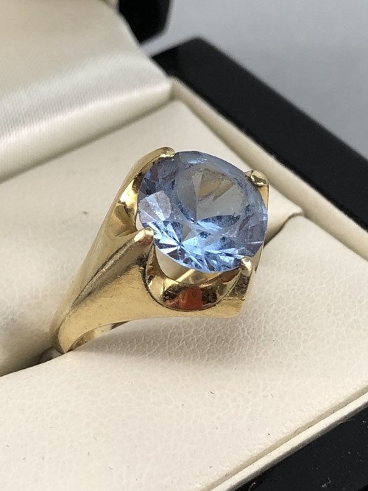 18ct Gold ring set with large blue stone (size K approx 8.7g) - Image 2 of 4