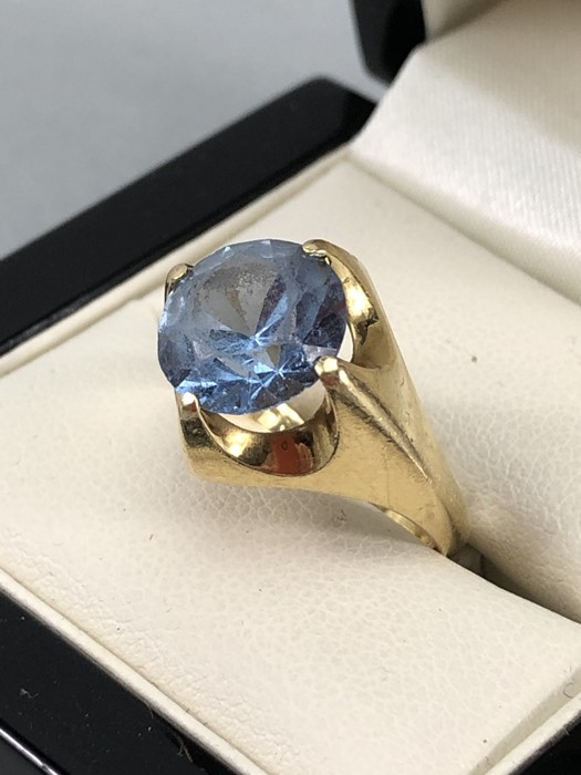 18ct Gold ring set with large blue stone (size K approx 8.7g) - Image 3 of 4