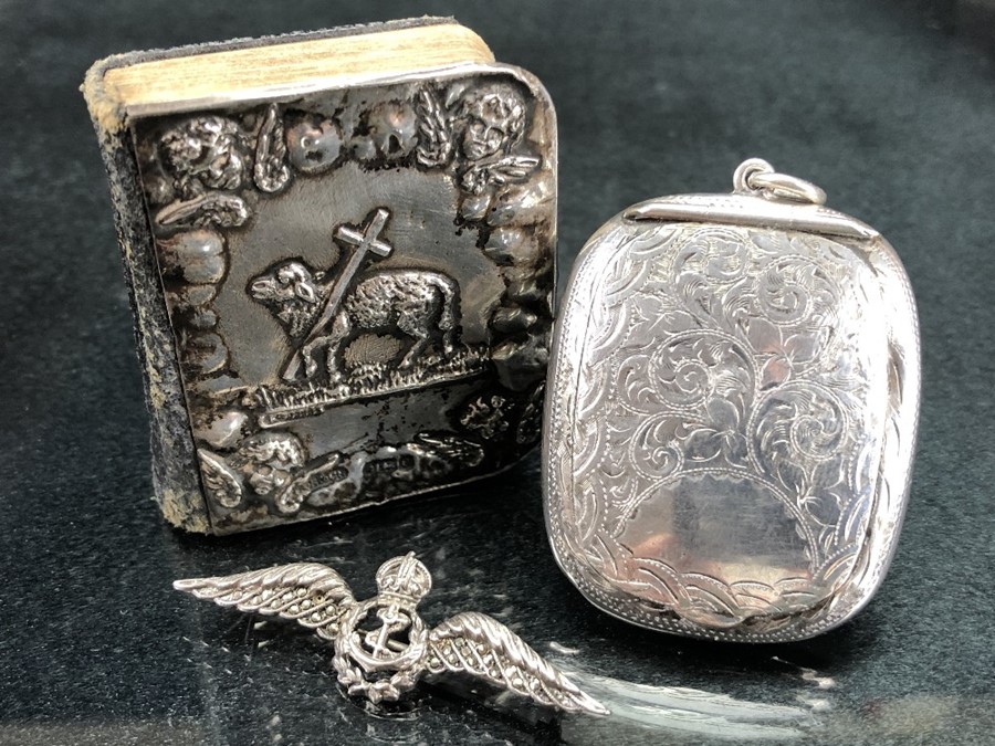 Silver items to include hallmarked silver prayer book, hallmarked silver compact & silver &