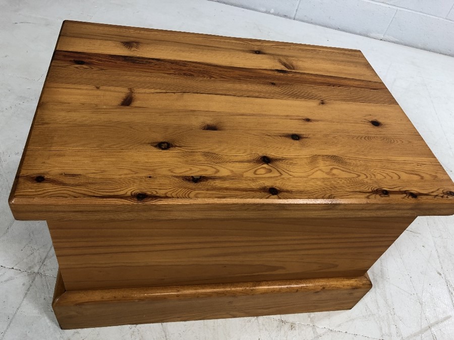 Solid pine low storage box, approx 61cm x 42cm x 40cm tall - Image 2 of 4