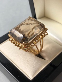 Wire work unmarked Gold ring set with a single large Emerald cut pale yellow Citrine approx. - Image 3 of 5