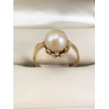 18ct Gold (marked 750) large single pearl ring in offset mount size L