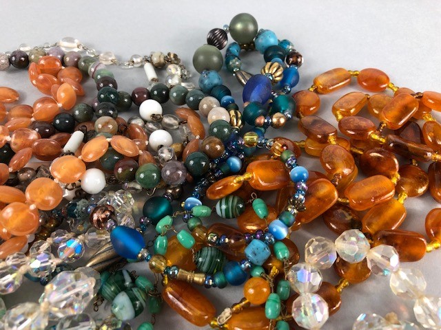 Collection of various beads and necklaces to include Agate and crystal - Image 3 of 5