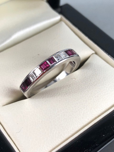 18ct White Gold ring set with Six Square cut Diamonds and 8 Princess cut Rubies, marge 750, size M - Image 2 of 4