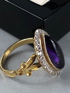 18ct Gold Marquise ring set with an Oval Amethyst stone and surrounded by square cut Diamonds - Image 5 of 5