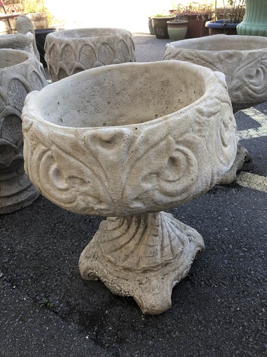 Pair of stone garden urns - Image 2 of 2