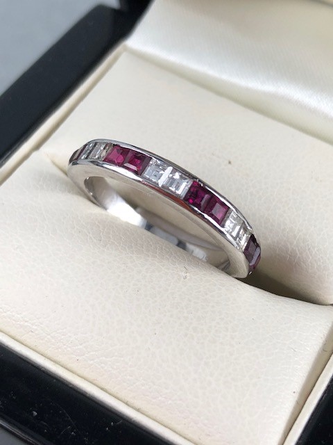 18ct White Gold ring set with Six Square cut Diamonds and 8 Princess cut Rubies, marge 750, size M - Image 3 of 4