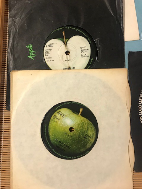 Sizeable collection of vinyl singles, rock and pop, some without sleeves (A/F) - Image 14 of 22
