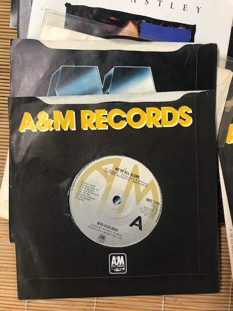 Sizeable collection of vinyl singles, rock and pop, some without sleeves (A/F) - Image 2 of 22