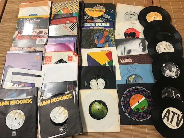 Sizeable collection of vinyl singles, rock and pop, some without sleeves (A/F)