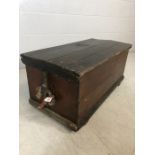 Vintage wooden trunk with rope handles, approx 88cm x 44cm x 39cm