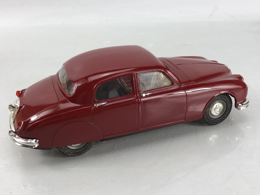 TRI-ANG Electric 2.4 Litre Jaguar, 1:20 scale, maroon, in original box - Image 4 of 11