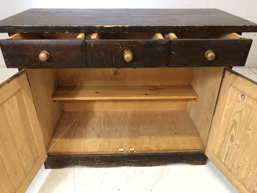 Vintage kitchen cupboard with three drawers and cupboard under with original fittings, approx - Image 2 of 6