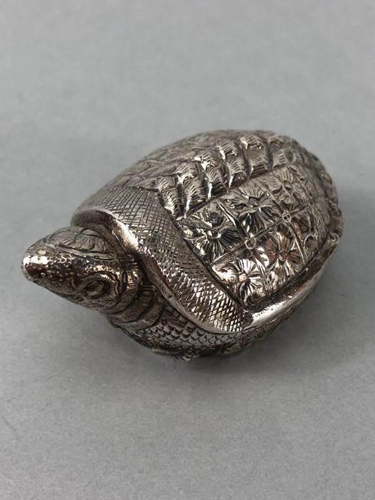 Ornate embossed 900 silver turtle pill box makers mark and T. 900 to base - Image 5 of 8