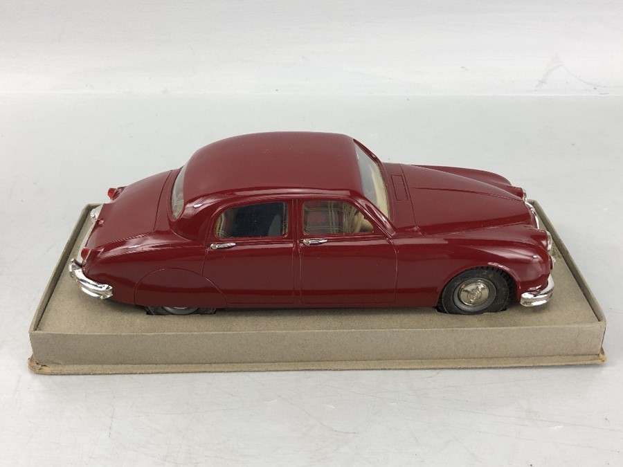 TRI-ANG Electric 2.4 Litre Jaguar, 1:20 scale, maroon, in original box - Image 7 of 11