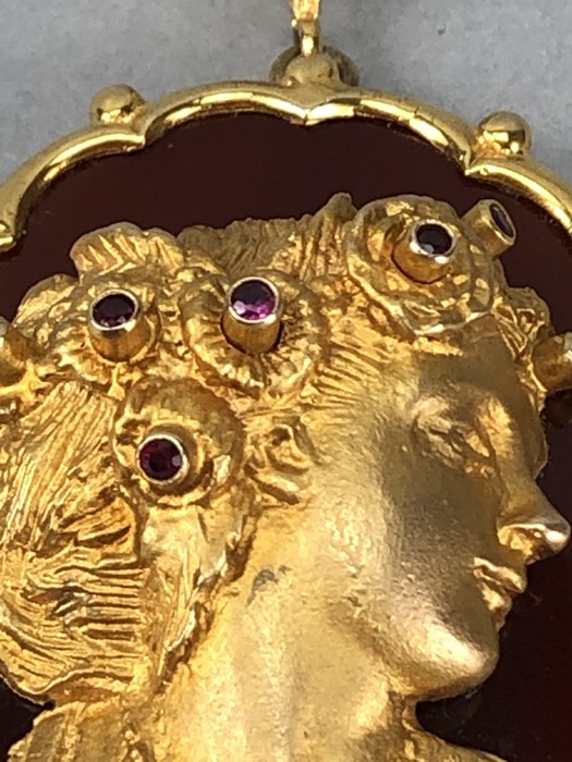 Large 9ct Gold Cameo Brooch on 9ct gold chain, the cameo head is marked 375, as is the mount...Gross - Image 7 of 10