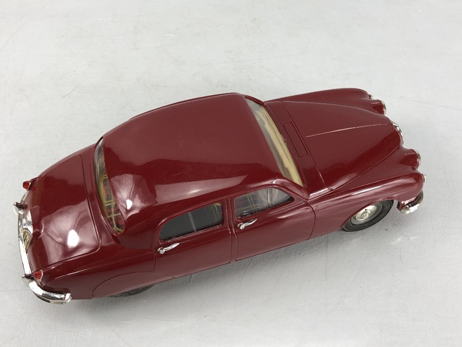 TRI-ANG Electric 2.4 Litre Jaguar, 1:20 scale, maroon, in original box - Image 5 of 11